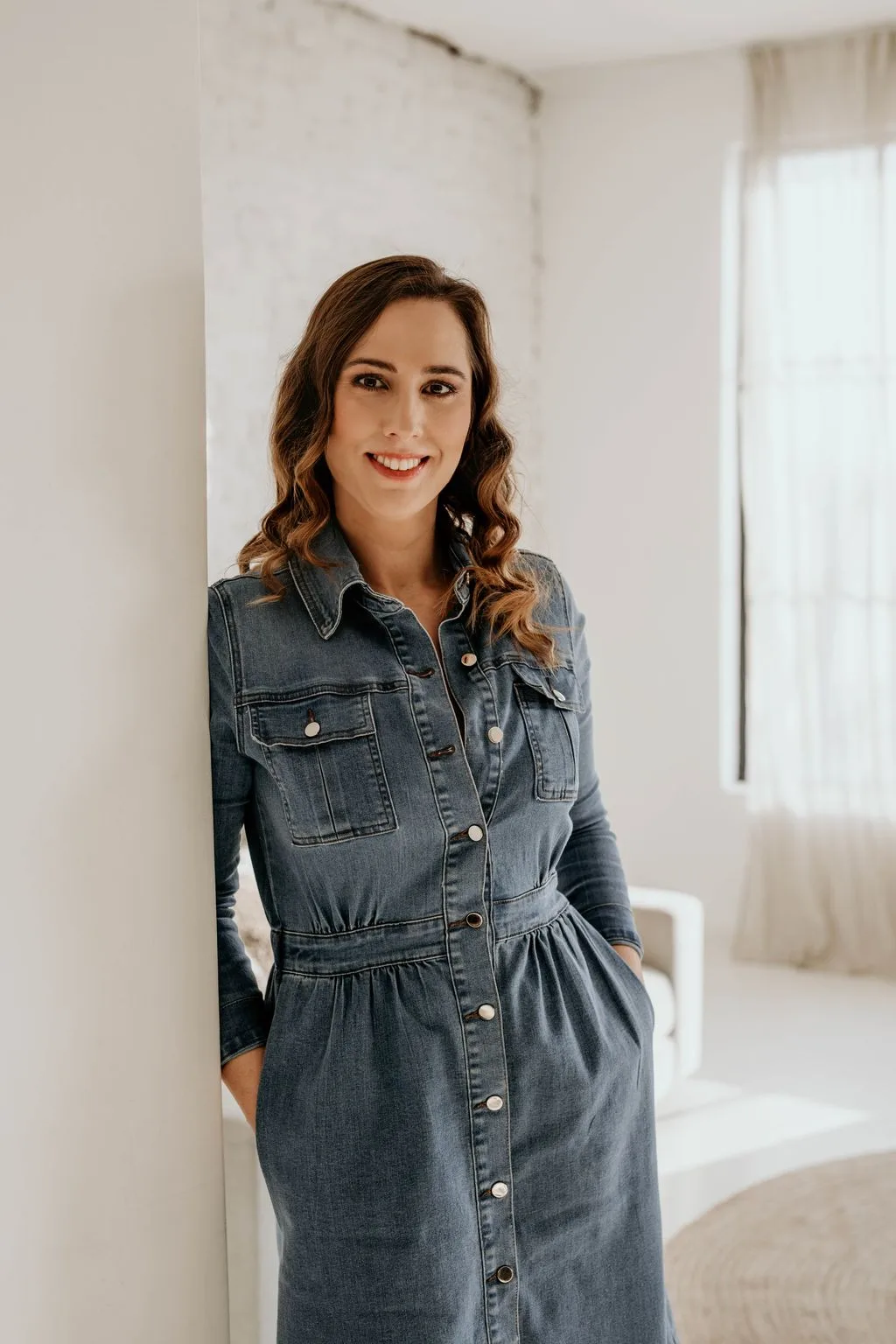 Noémi, a Falusi Kosár alapítója világos enteriőrben