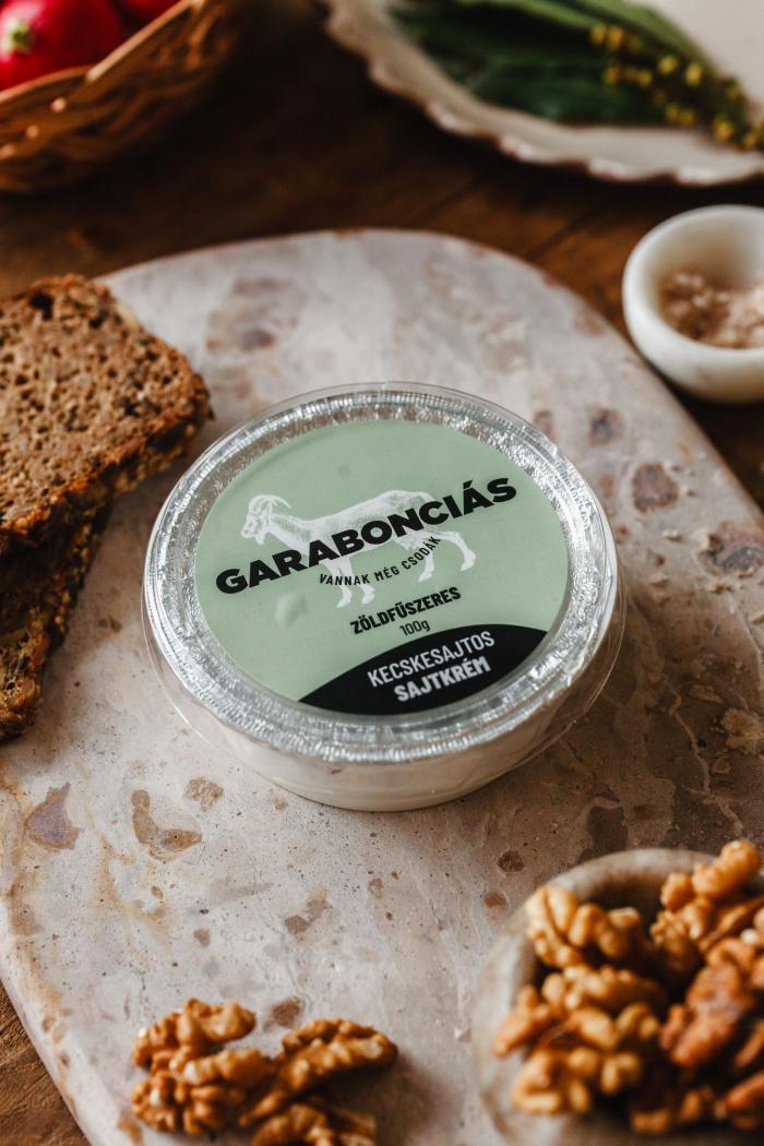 Garabonciás zöldfűszeres kecskesajtos sajtkrém